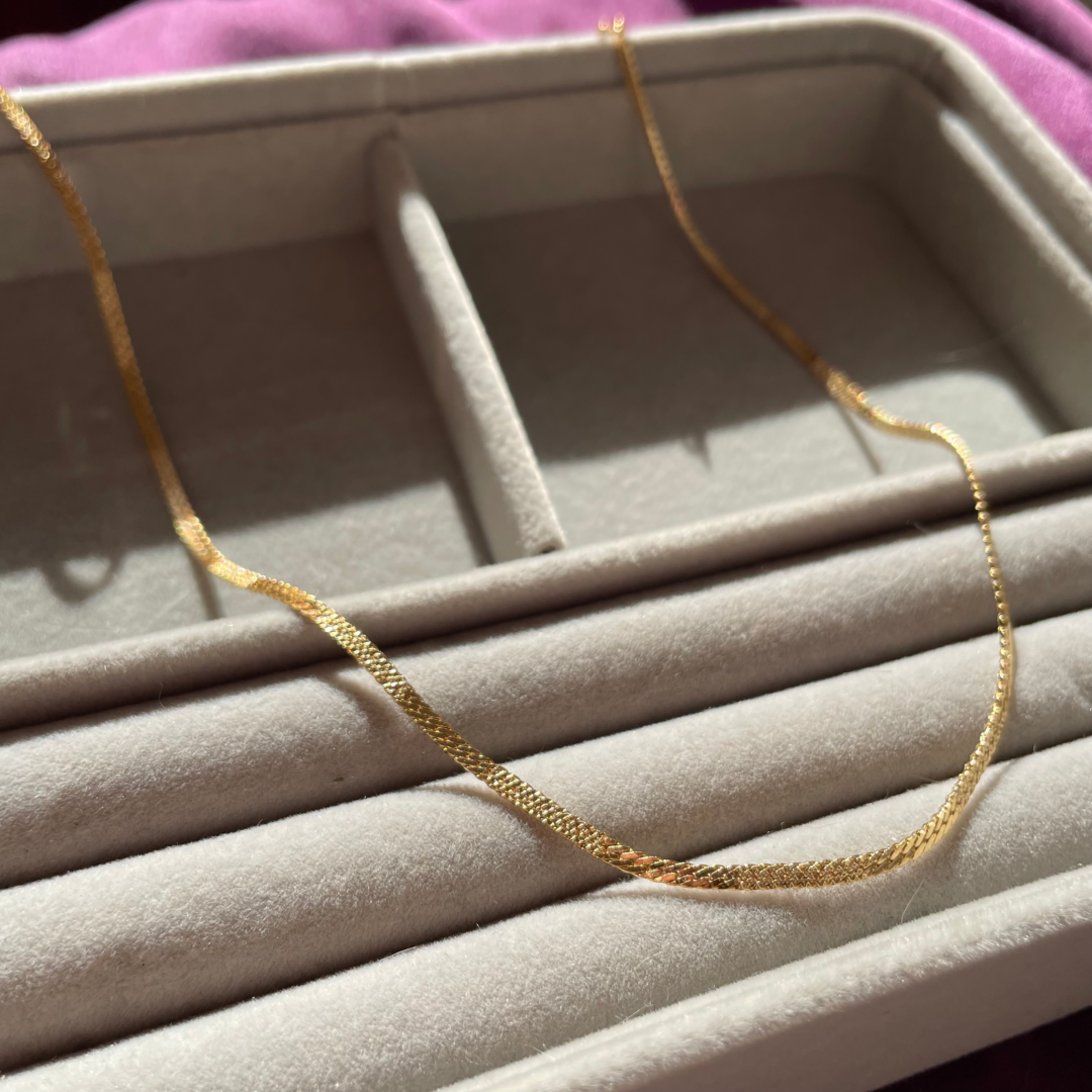 Colar Choker Malha Fita Trabalhada 2mm Folheado a Ouro 18K